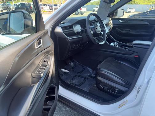 Bright White Clearcoat 2023 Jeep Grand Cherokee L Altitude