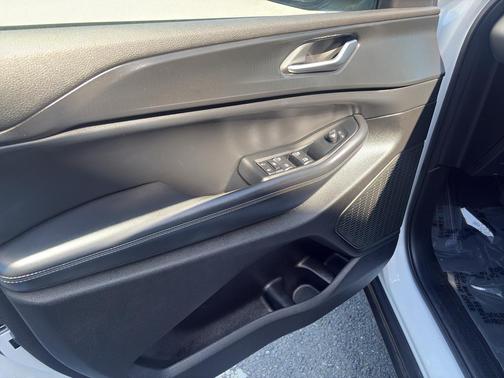 Bright White Clearcoat 2023 Jeep Grand Cherokee L Altitude