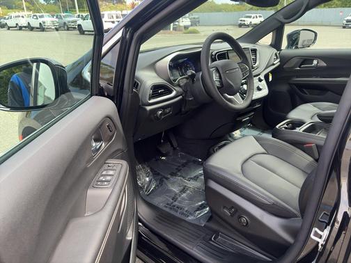 Diamond Black Crystal Pearlcoat 2027 Chrysler Pacifica L
