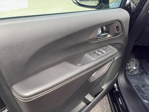 Diamond Black Crystal Pearlcoat 2027 Chrysler Pacifica L