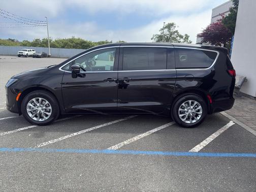 Diamond Black Crystal Pearlcoat 2027 Chrysler Pacifica L