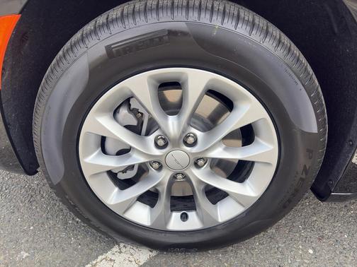 Diamond Black Crystal Pearlcoat 2027 Chrysler Pacifica L