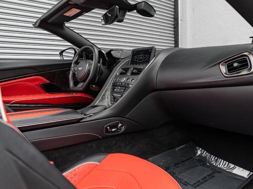2022 Aston Martin DBS Superleggera