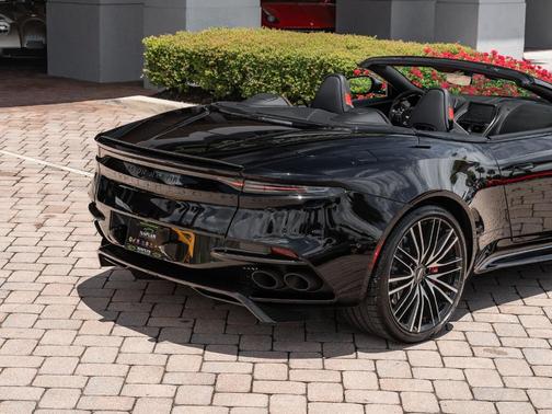2022 Aston Martin DBS Superleggera