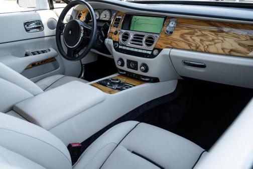 2016 Rolls-Royce Dawn Base