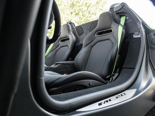 HYPERGREEN SOLID 2023 Maserati MC20 Cielo