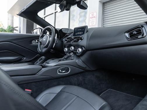 2021 Aston Martin Vantage Base