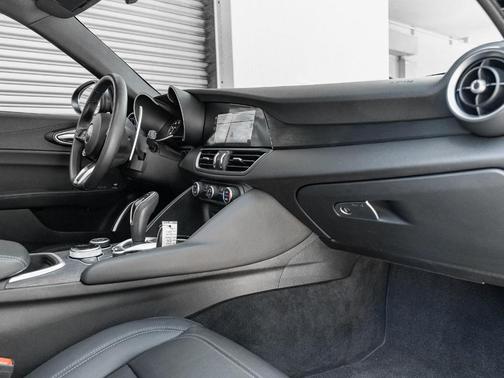 2023 Alfa Romeo Giulia Base