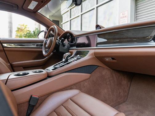 2023 Porsche Panamera 4
