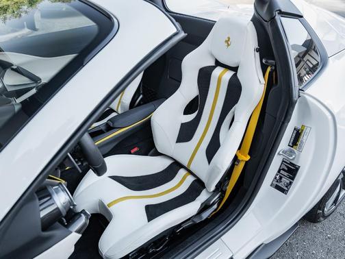 2021 Ferrari 812 GTS 