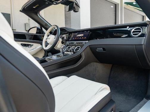 Moon 2023 Bentley Continental GT V8