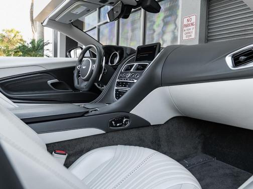 2022 Aston Martin DB11 Volante