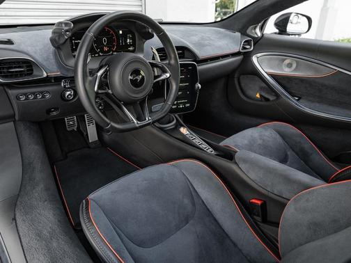 2025 McLaren Artura Base