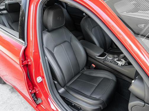 2023 Alfa Romeo Giulia Base
