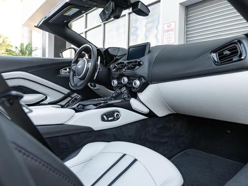 2021 Aston Martin Vantage Base