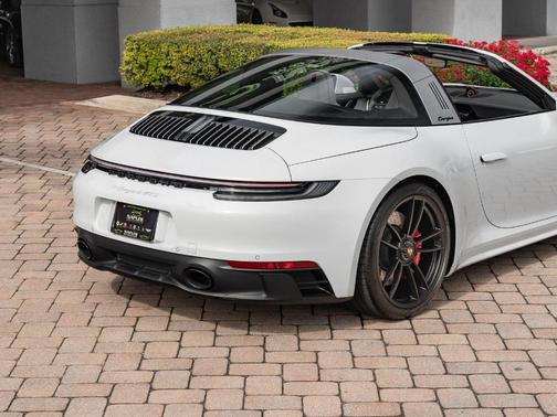 2023 Porsche 911 4 GTS