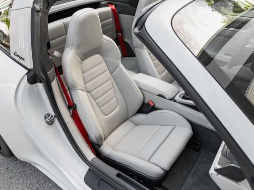 2023 Porsche 911 4 GTS