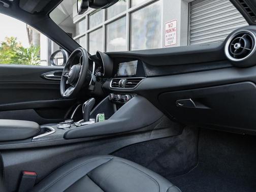 2023 Alfa Romeo Giulia Base