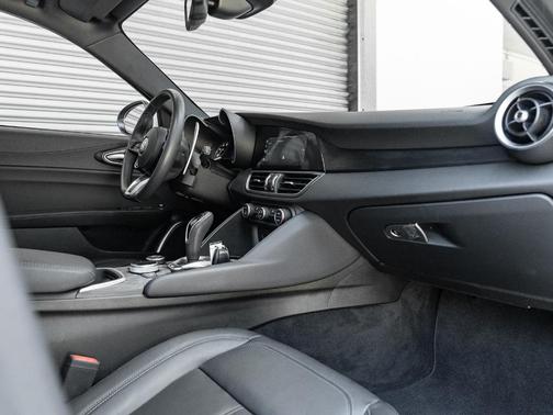 2023 Alfa Romeo Giulia Base