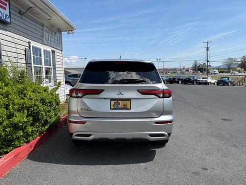 2022 Mitsubishi Outlander SE