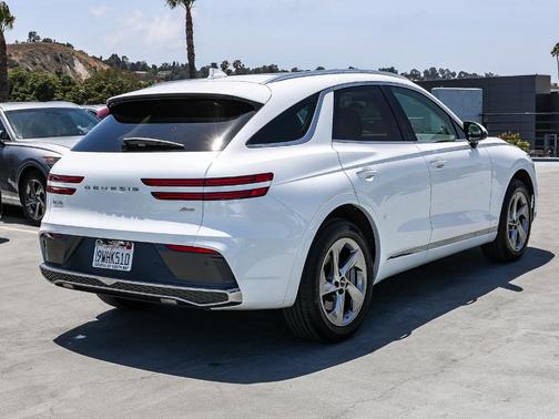 Uyuni White 2026 Genesis GV70 2.5T