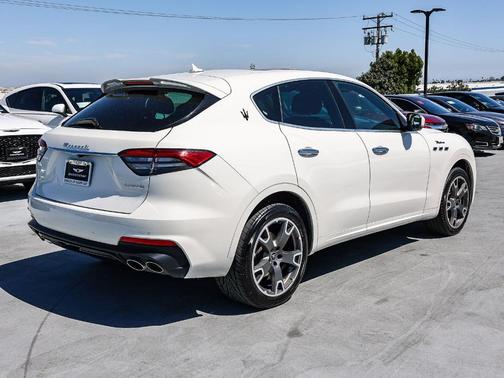 Bianco 2023 Maserati Levante Modena