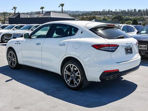 Bianco 2023 Maserati Levante Modena