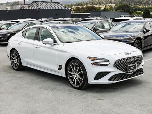Uyuni White 2026 Genesis G70 2.5T Prestige
