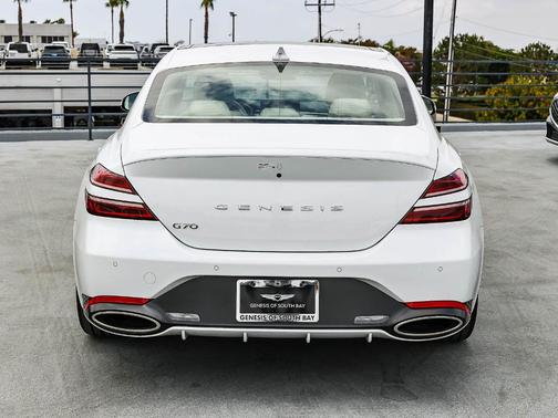 Uyuni White 2026 Genesis G70 2.5T Prestige