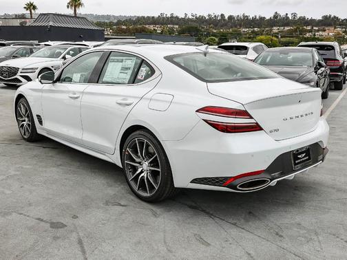 Uyuni White 2026 Genesis G70 2.5T Prestige
