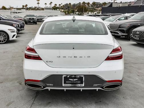 Uyuni White 2026 Genesis G70 2.5T Prestige