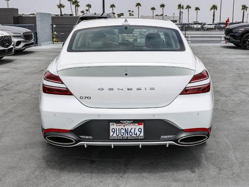 Uyuni White 2026 Genesis G70 2.5T Prestige