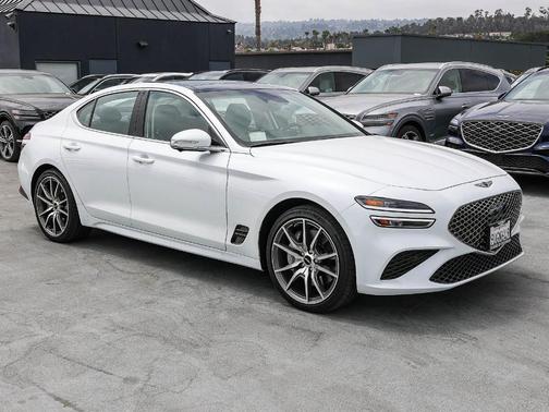 Uyuni White 2026 Genesis G70 2.5T Prestige