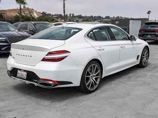 Uyuni White 2026 Genesis G70 2.5T Prestige