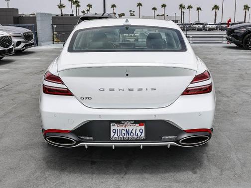 Uyuni White 2026 Genesis G70 2.5T Prestige