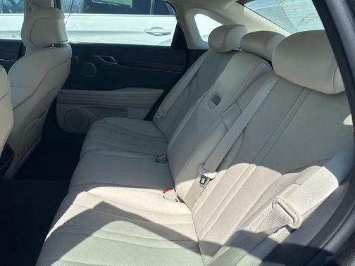 Makalu Gray 2024 Genesis G80 2.5T