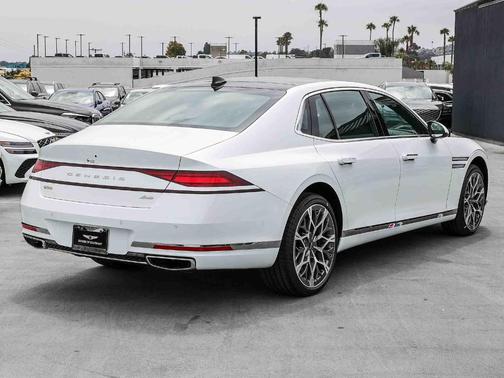 Uyuni White 2026 Genesis G90 3.5T e-SC