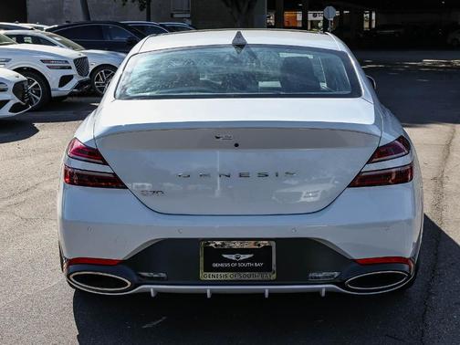 Uyuni White 2026 Genesis G70 2.5T Prestige