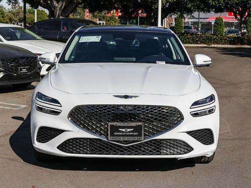 Uyuni White 2026 Genesis G70 2.5T Prestige