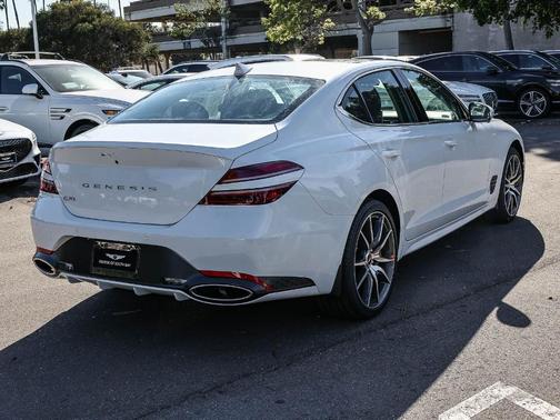 Uyuni White 2026 Genesis G70 2.5T Prestige