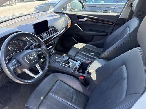 Florett Silver Metallic 2019 Audi Q5 2.0T Premium