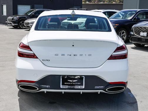Uyuni White 2025 Genesis G70 2.5T