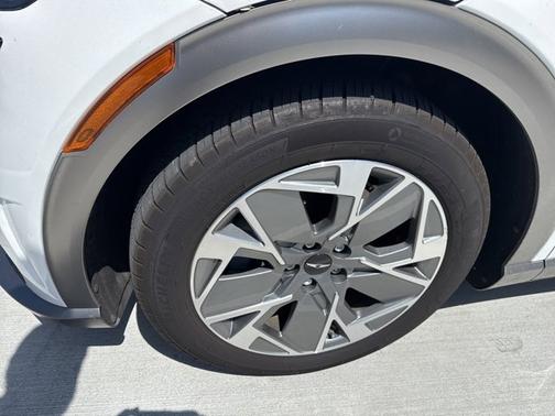 2024 Genesis GV60 Standard