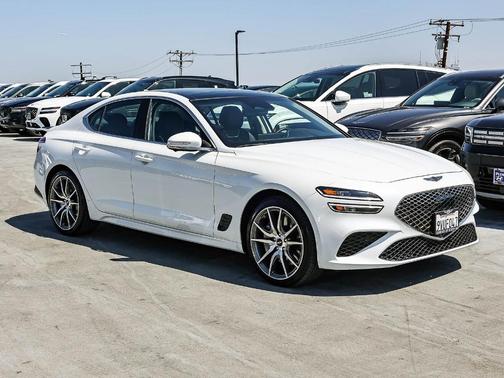 Uyuni White 2026 Genesis G70 2.5T Prestige