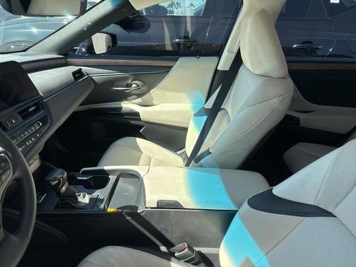 2025 Lexus ES 300h Base