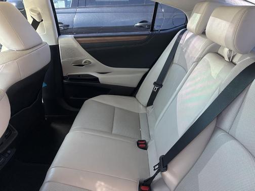 2025 Lexus ES 300h Base