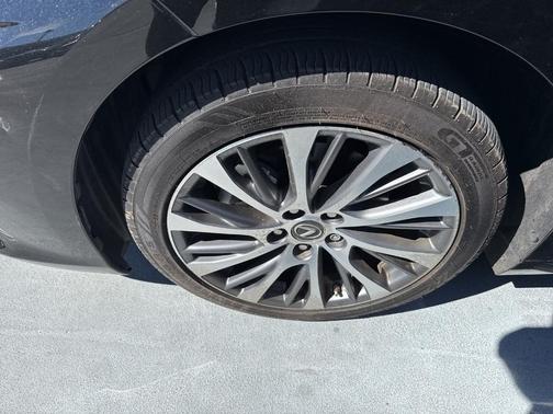 2025 Lexus ES 300h Base