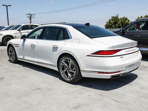 Uyuni White 2023 Genesis G90 3.5T