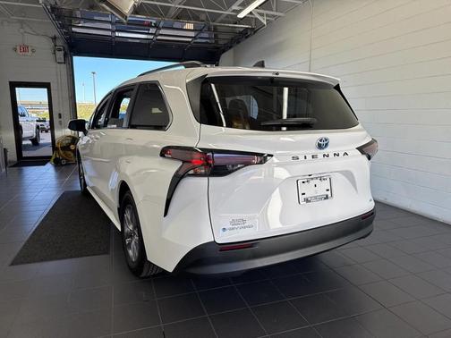 2025 Toyota Sienna LE