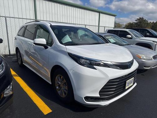 2025 Toyota Sienna LE